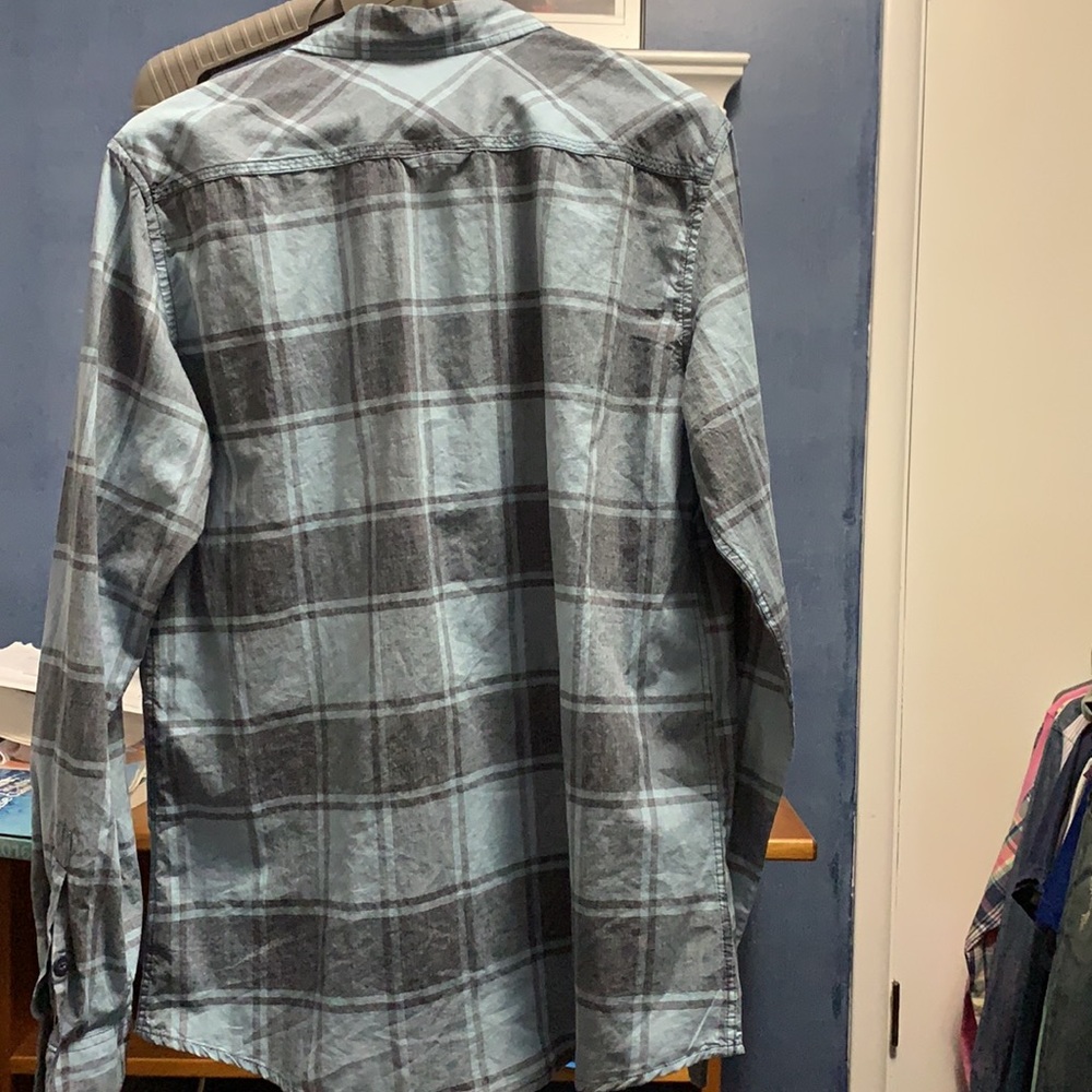 Ocean Current button down - Picture 4 of 4